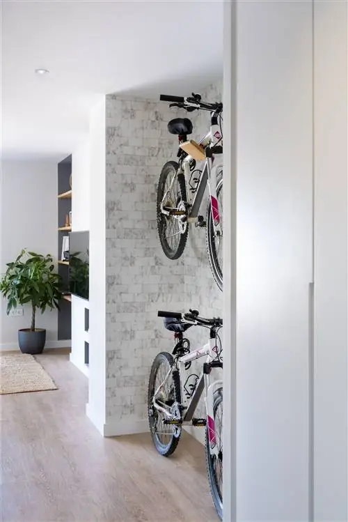 холл с местом для хранения двух велосипедов
