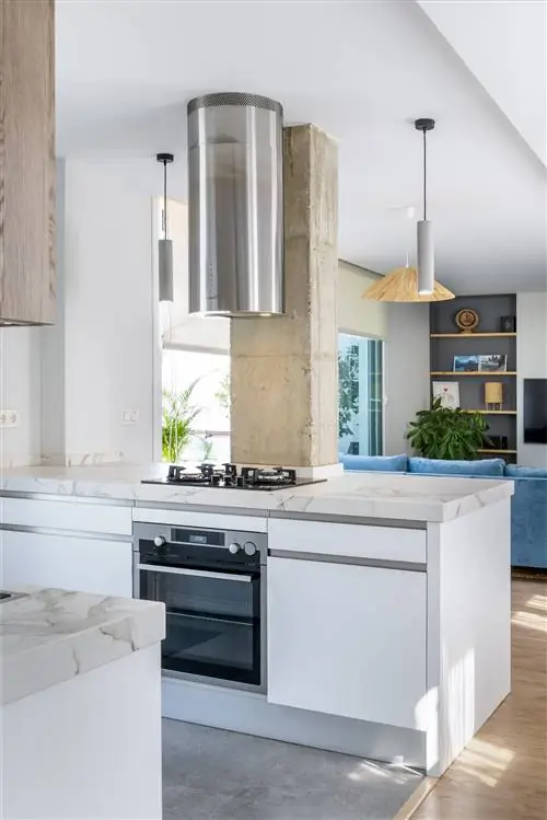 современная кухня с полуостровом, интегрированная в гостиную