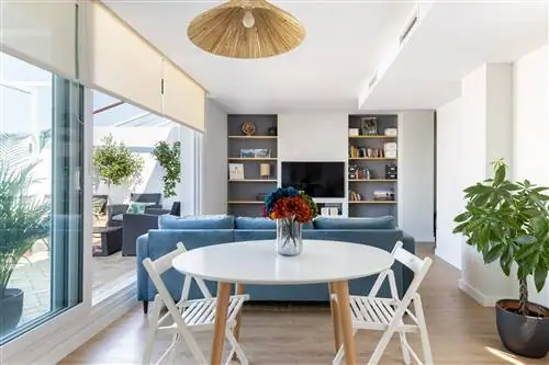 столовая с синим бархатным диваном