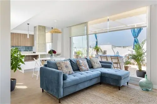 столовая открыта на кухню и террасу и оформлена в синих тонах