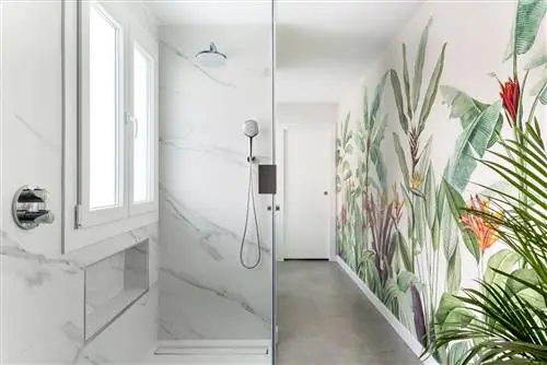 ванная комната с душевой кабиной и панно с растительными обоями