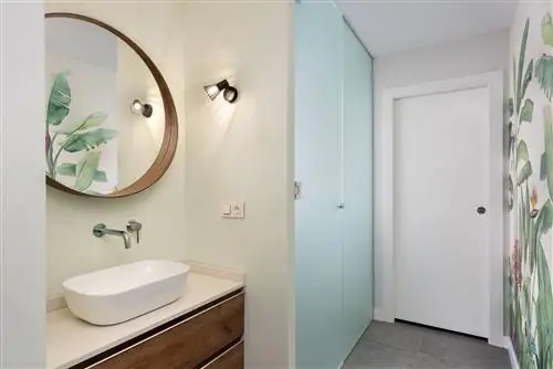 ванная комната с душевой кабиной и панно с растительными обоями