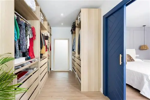 открытая гардеробная с деревянными шкафами