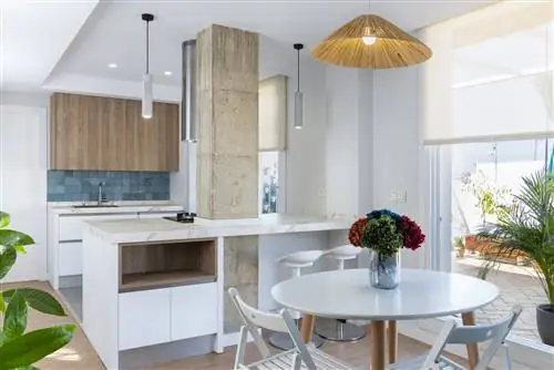 современная кухня с полуостровом, интегрированная в гостиную