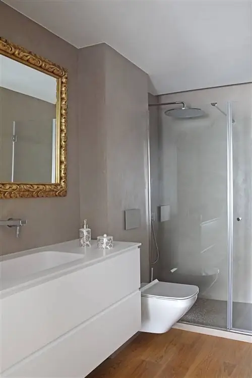 ванная комната с душевой кабиной, керамогранитом и зеркалом в античной золотой раме