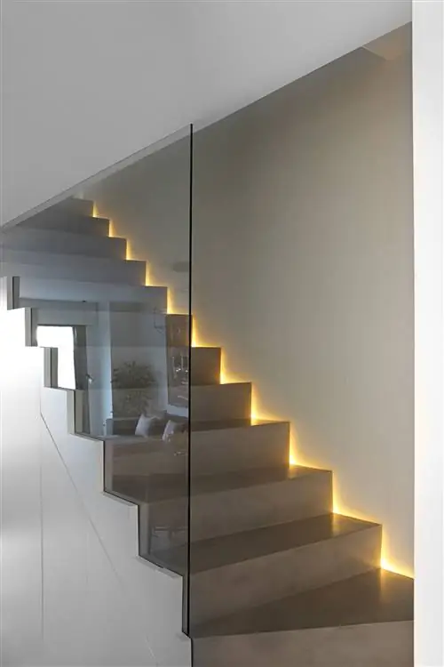 современная лестница со светодиодной подсветкой
