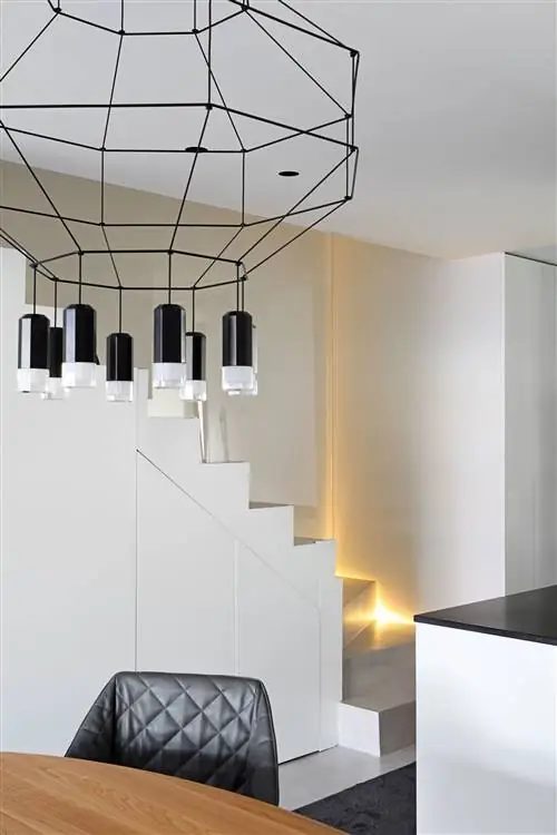 современная лестница со светодиодной подсветкой