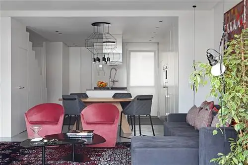 гостиная с серым диваном и розовыми бархатными креслами