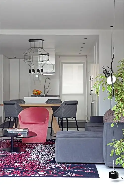 гостиная с серым диваном и розовым бархатным креслом