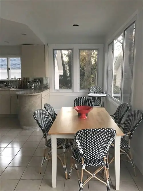 Кухня в калифорнийском стиле с кабинетом