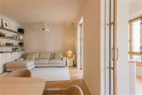 гостиная с диваном и бежевым шезлонгом