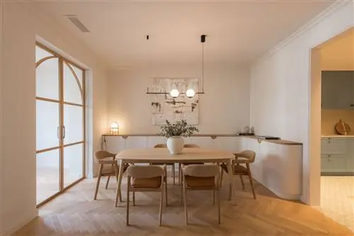 столовая в белом цвете с деревянной мебелью