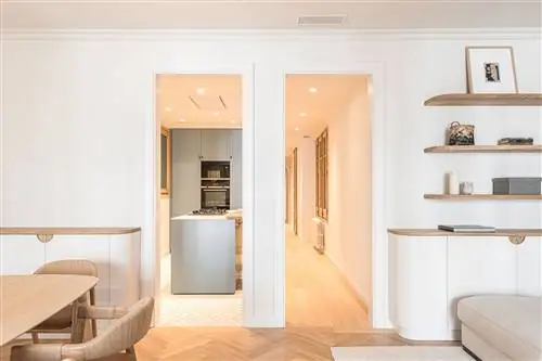 столовая с белой мебелью