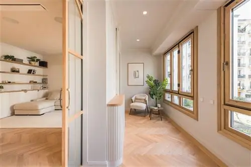 галерея со стеклянными дверями