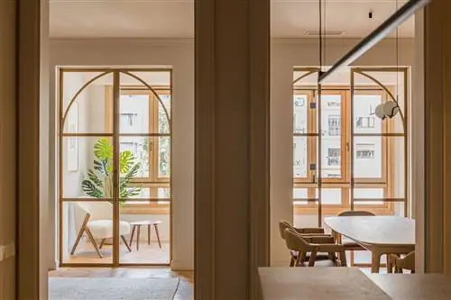 галерея со стеклянными дверями