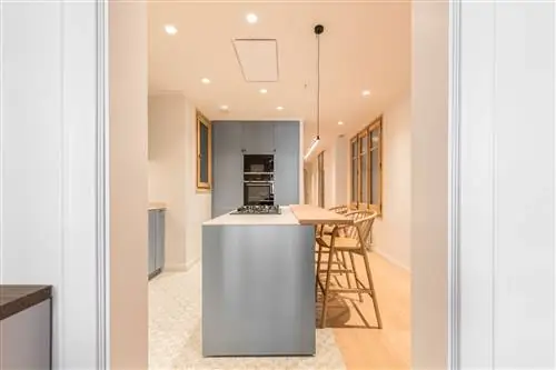 синяя кухня с островом в центре