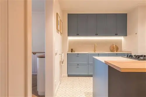 синяя кухня с островом в центре