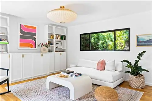 Белая гостиная в калифорнийском стиле