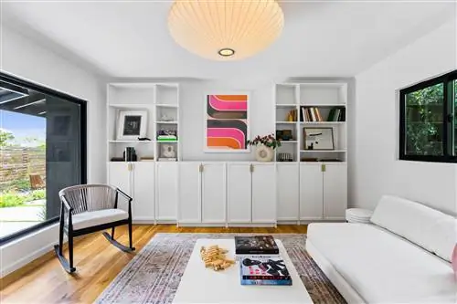 Белая гостиная в калифорнийском стиле