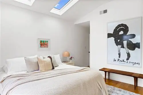 мансардная спальня, украшенная картинами