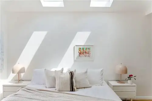 мансардная спальня оформлена в белых тонах в стиле минимализм