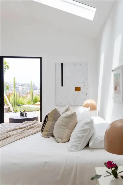 мансардная спальня, украшенная картинами