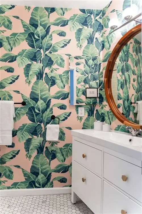 ванная комната с белыми шкафами и обоями с пальмовыми листьями