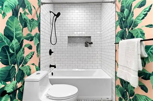 ванна с белой плиткой в стиле метро и стены с обоями с рисунком пальмовых листьев