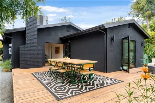 дом с террасой и черным фасадом