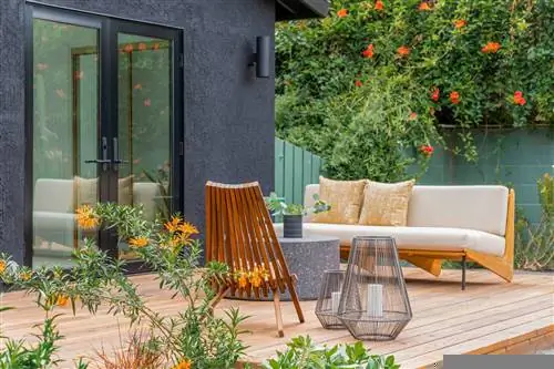 терраса с деревянным настилом и садовой мебелью