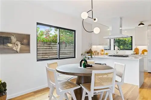 открытая белая кухня с кабинетом