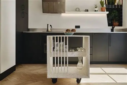 черная кухня с мобильным островом