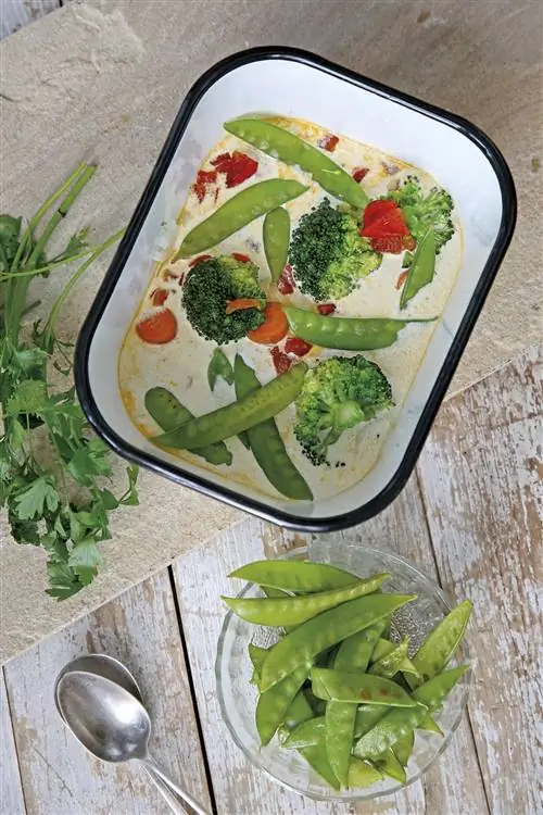 карри со снежным горошком и брокколи
