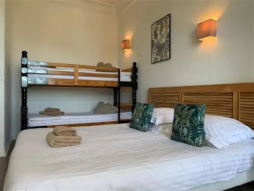 отель александра имеет семейные номера и расположен на французском лазурном берегу