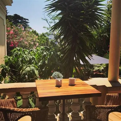 завтрак на террасе отеля «Александра» - это приглашение к спокойствию