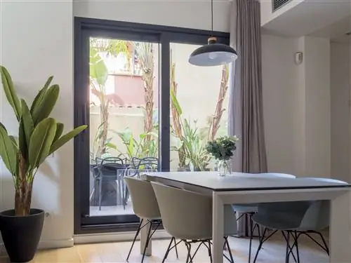 столовая современного дизайна с выходом на террасу