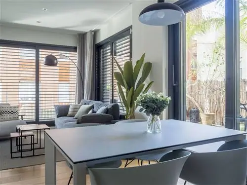 столовая в современном дизайне, интегрированная в гостиную