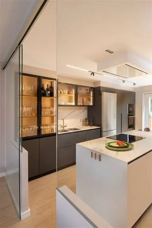 кухня открытого плана в современном дизайне с центральным островом