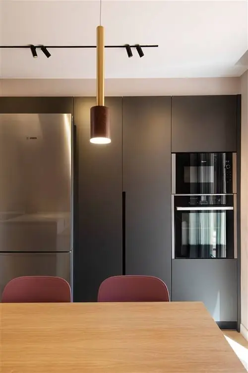 современный шкаф с местом для хранения на кухне