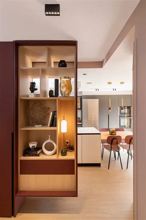 открытая кухня и подвесной шкаф с открытым хранилищем