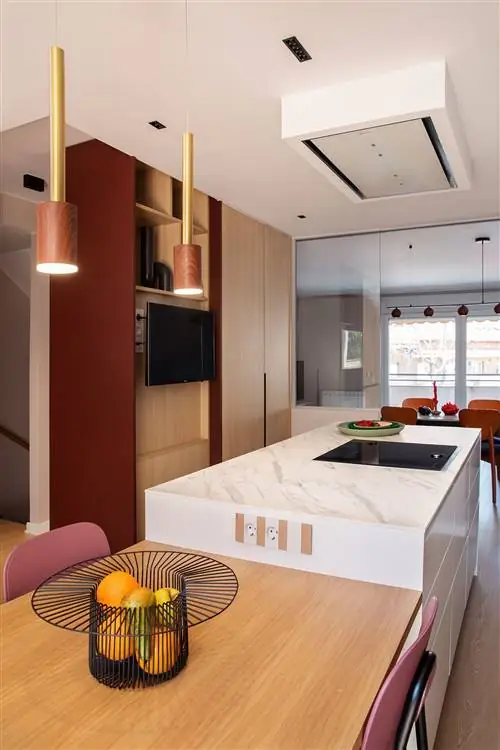 кухня открытого плана современного дизайна с центральным островом