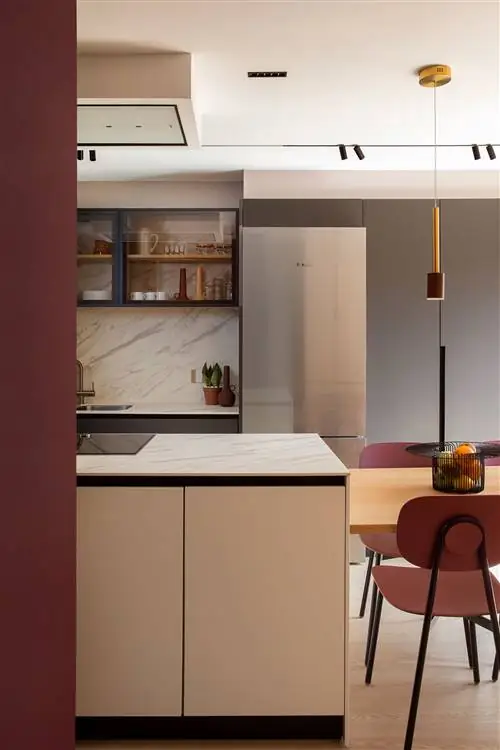 кухня открытого плана современного дизайна с центральным островом