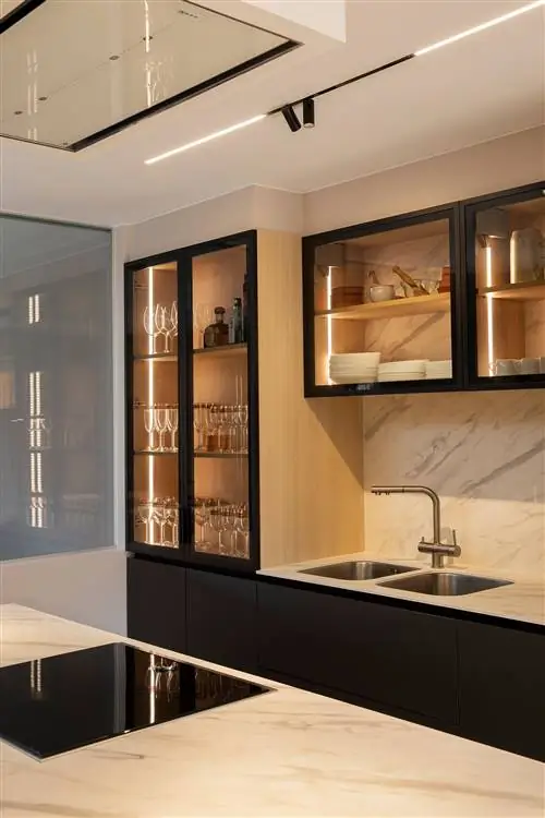 кухня открытого плана современного дизайна с центральным островом