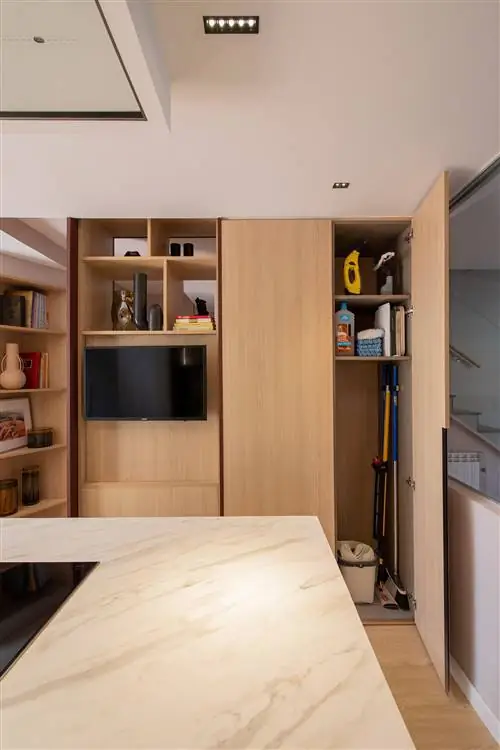 деревянный шкаф с местом для хранения чистящих средств