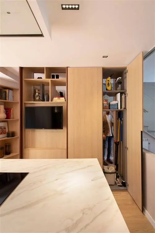 деревянный шкаф с местом для хранения чистящих средств