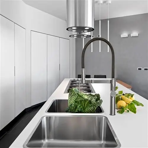 современная кухня с однорычажным смесителем, который экономит воду