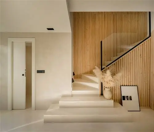 лестница с мраморными ступенями и облицовкой из дерева