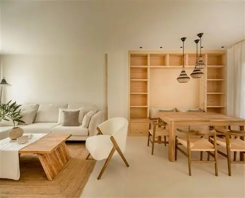 столовая с деревянной мебелью и нейтральными тонами