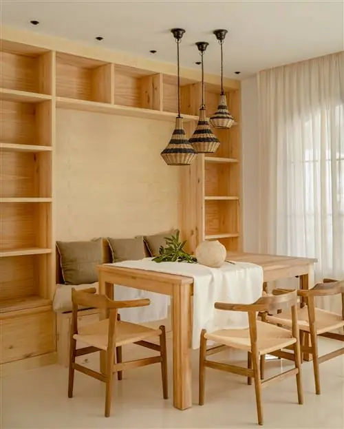 столовая в стиле бохо с деревянной мебелью