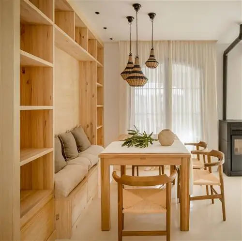 столовая в стиле бохо с деревянной мебелью